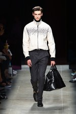 ボッテガ・ヴェネタ(BOTTEGA VENETA) 視覚的な矛盾の影響｜写真29