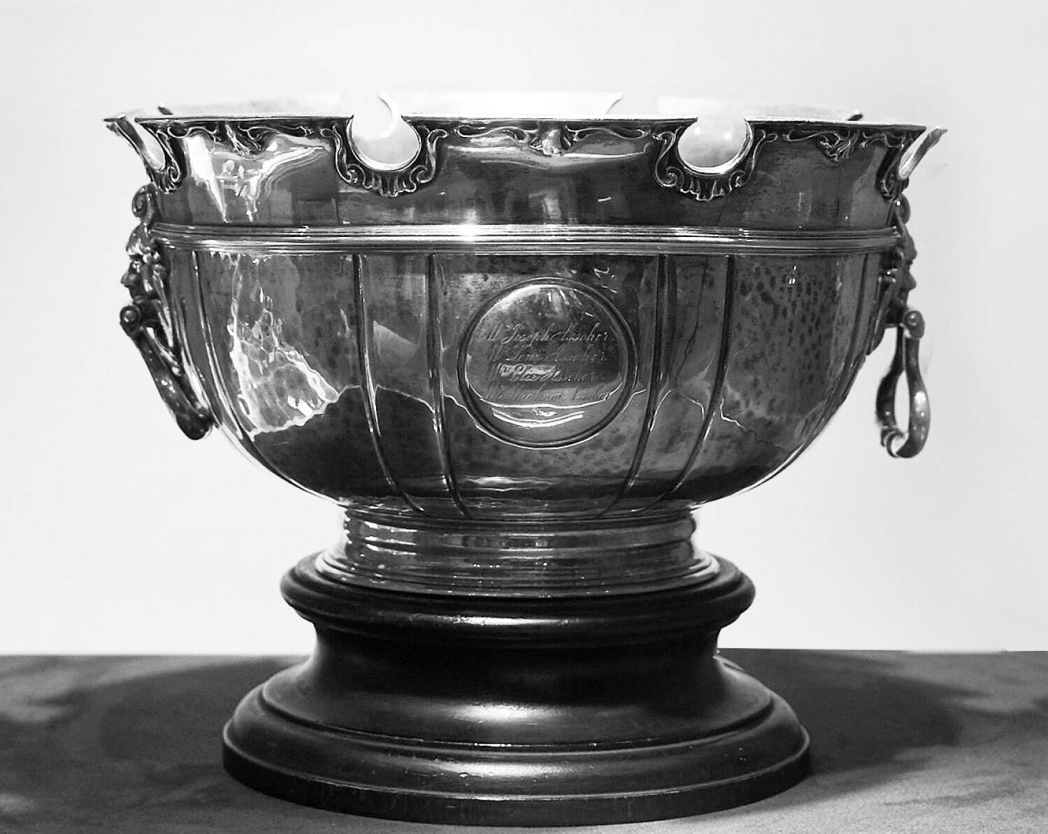 英国王エドワードⅦ世より「カリナン」のカット、研磨の功労を讃えて贈られた王室からの記念の
銀杯(1908年)