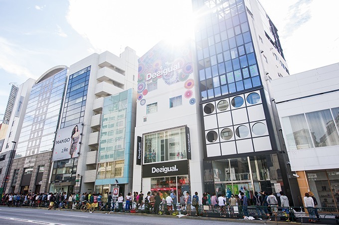 水着姿で約350人が集結！デシグアル原宿のセール初日イベント｜写真1