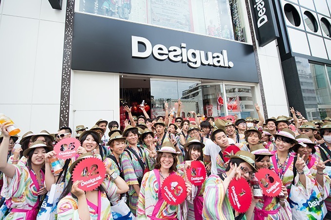 水着姿で約350人が集結!デシグアル原宿のセール初日イベント