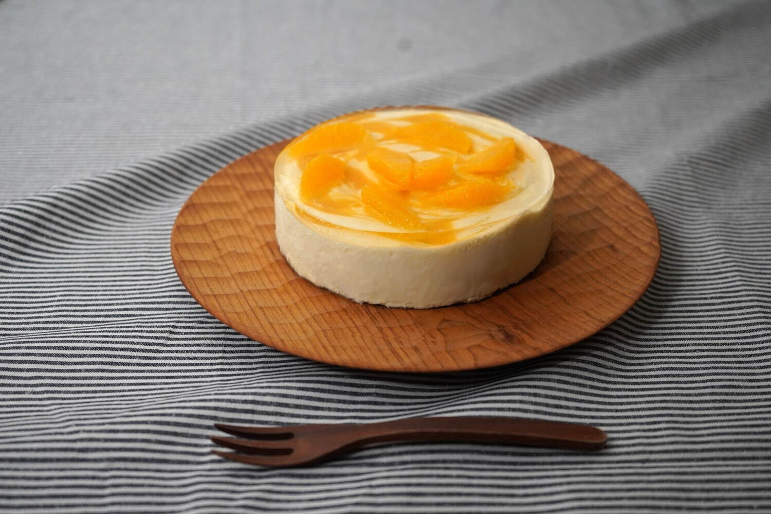 フォルマ“ベリーが浮かぶ”さわやかチーズケーキ＆“太陽イメージ”オレンジいっぱいレアチーズ｜写真1