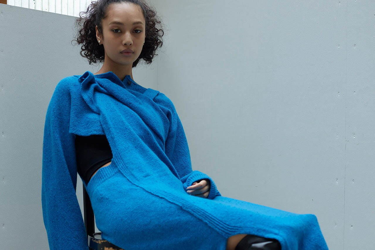 アカネウツノミヤ 2021年秋冬コレクション - 寒空に映える、ひとさじの鮮やかなブルー