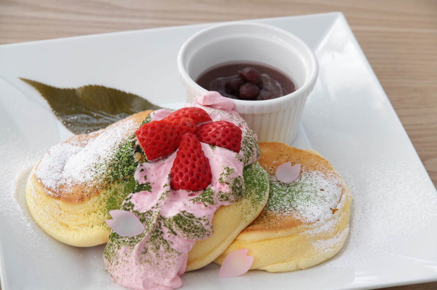 幸せのパンケーキ 春限定 桜 パンケーキ 桜香るホイップクリームとあんこ 苺を乗せて ファッションプレス