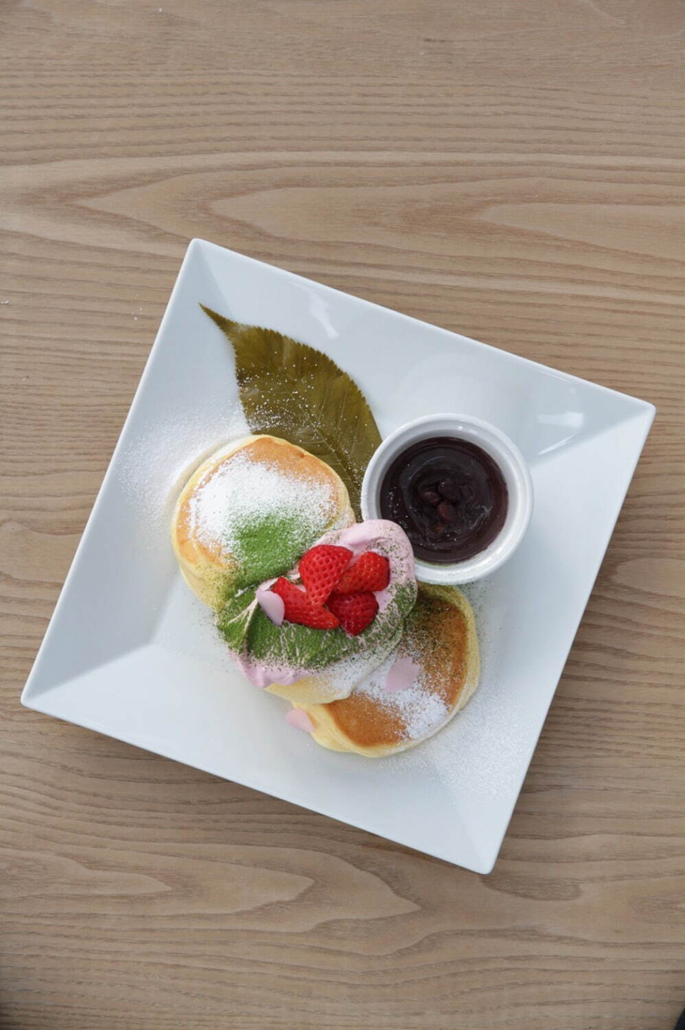 「幸せのパンケーキ」春限定“桜”パンケーキ、桜香るホイップクリームとあんこ、苺を乗せて 画像2
