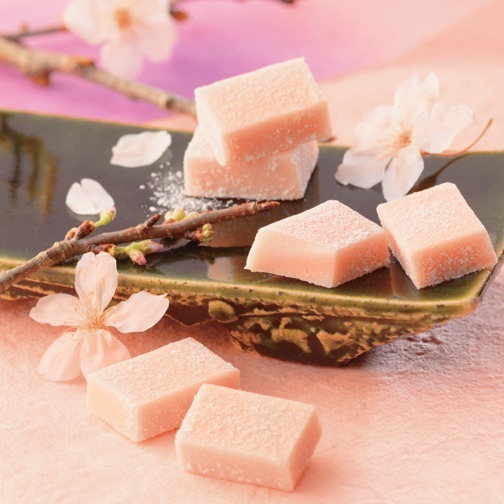 ロイズの春限定“苺”＆“桜”生チョコレート、全国百貨店では人気ポテチチョコも販売｜写真1