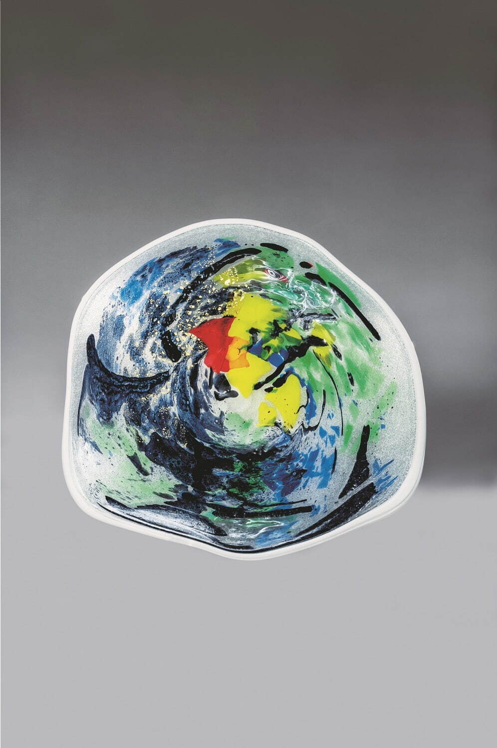 岩田糸子《飾皿》1984年 町田市立博物館蔵