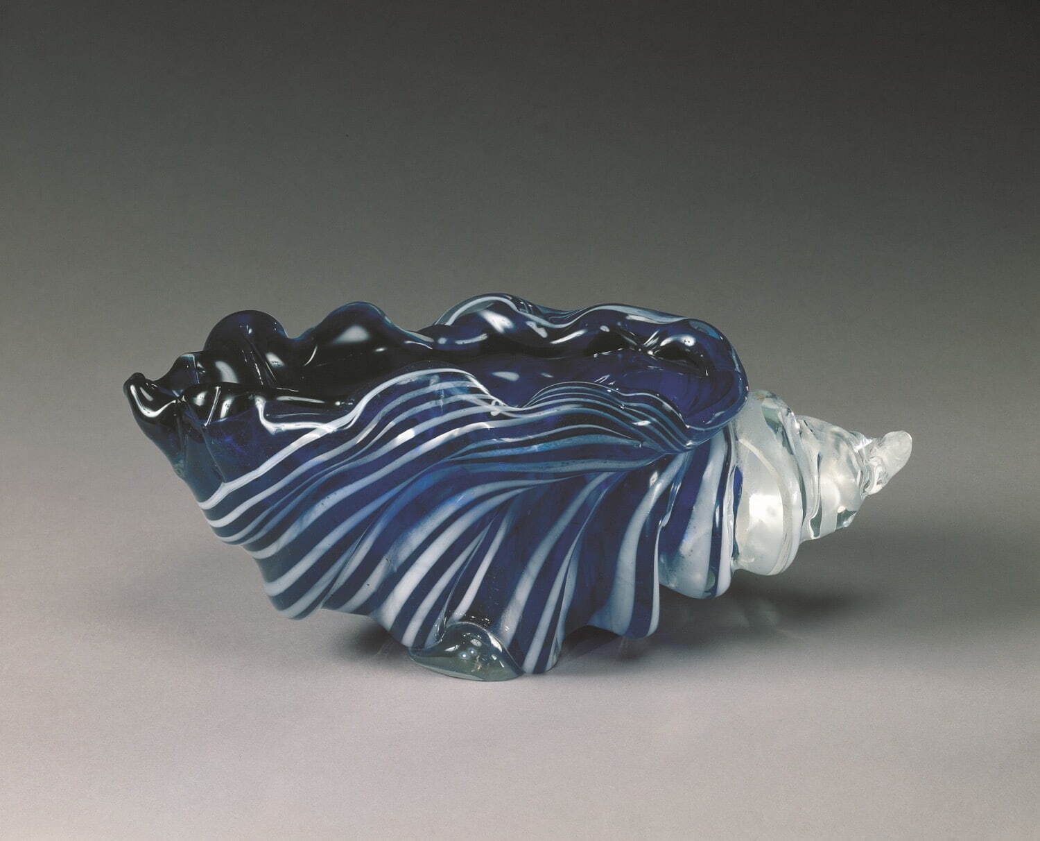 岩田藤七《貝「波の響」》1976年 町田市立博物館蔵