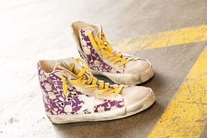 ゴールデン グースのウィメンズスニーカー「フランシー」花柄をのせたパープル色アッパー