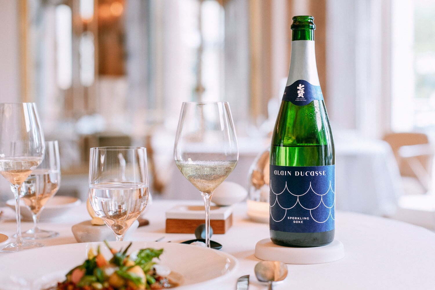スパークリング日本酒｜七賢のスパークリング日本酒、世界初製法によるリッチな味わい - フレンチの巨匠アラン・デュカスとコラボ