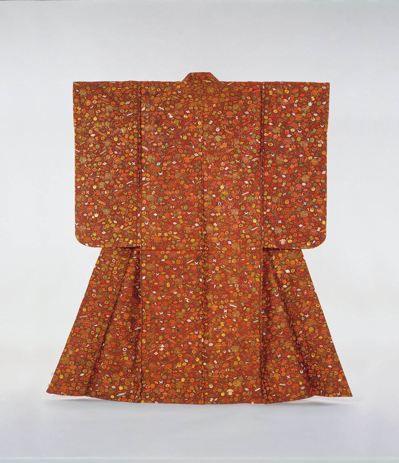 茶練緯地宝尽模様腰巻 一領 江戸時代 19世紀 サントリー美術館