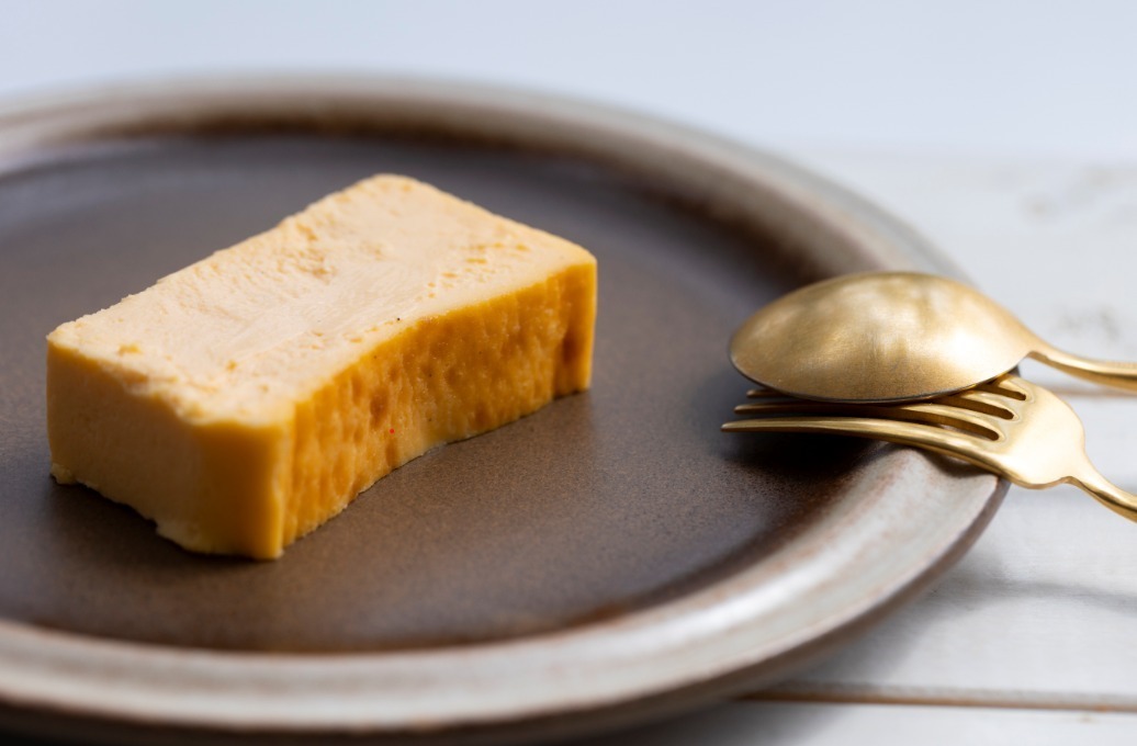 「3年ごしのきみのチーズケーキ」リッチな黄身×3種チーズの濃厚な味わい、静岡・タマゴヤで｜写真1