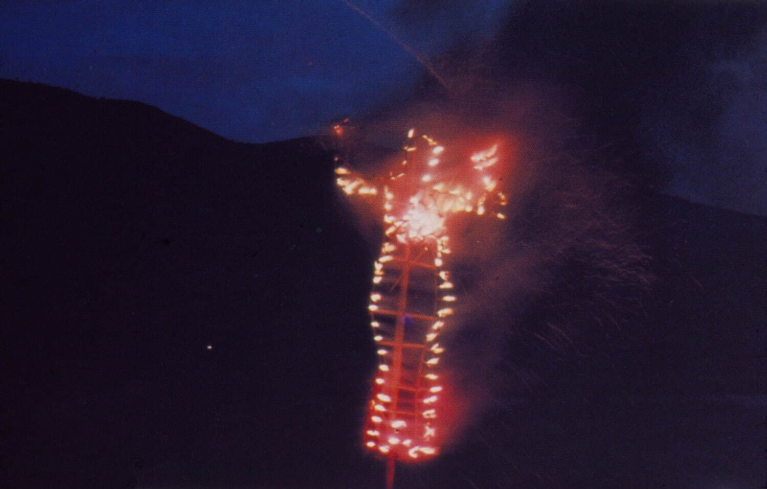 アナ・メンディエータ《魂、ファイヤーワークのシルエット、オアハカ、メキシコ》1976
スーパー 8カラーフィルム(無声)よりDVDへ変換　2分22秒　金沢21世紀美術館蔵
© The Estate of Ana Mendieta Collection, LLC　courtesy: Galerie Lelong, New York