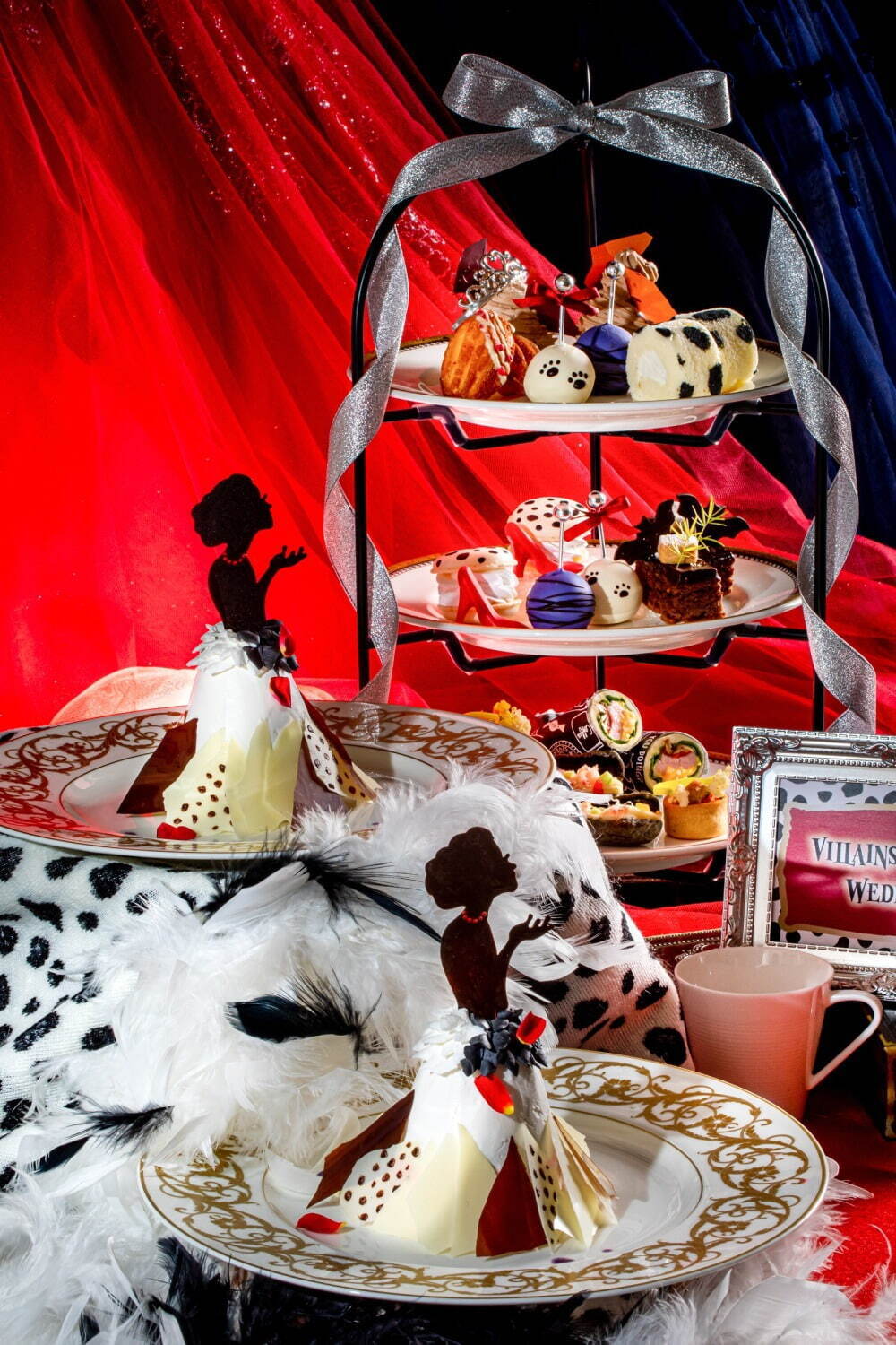 「ダルメシアン クイーン アフタヌーンティー」ヴィランズ着想ケーキで“ダークプリンセスの世界”を表現｜写真1