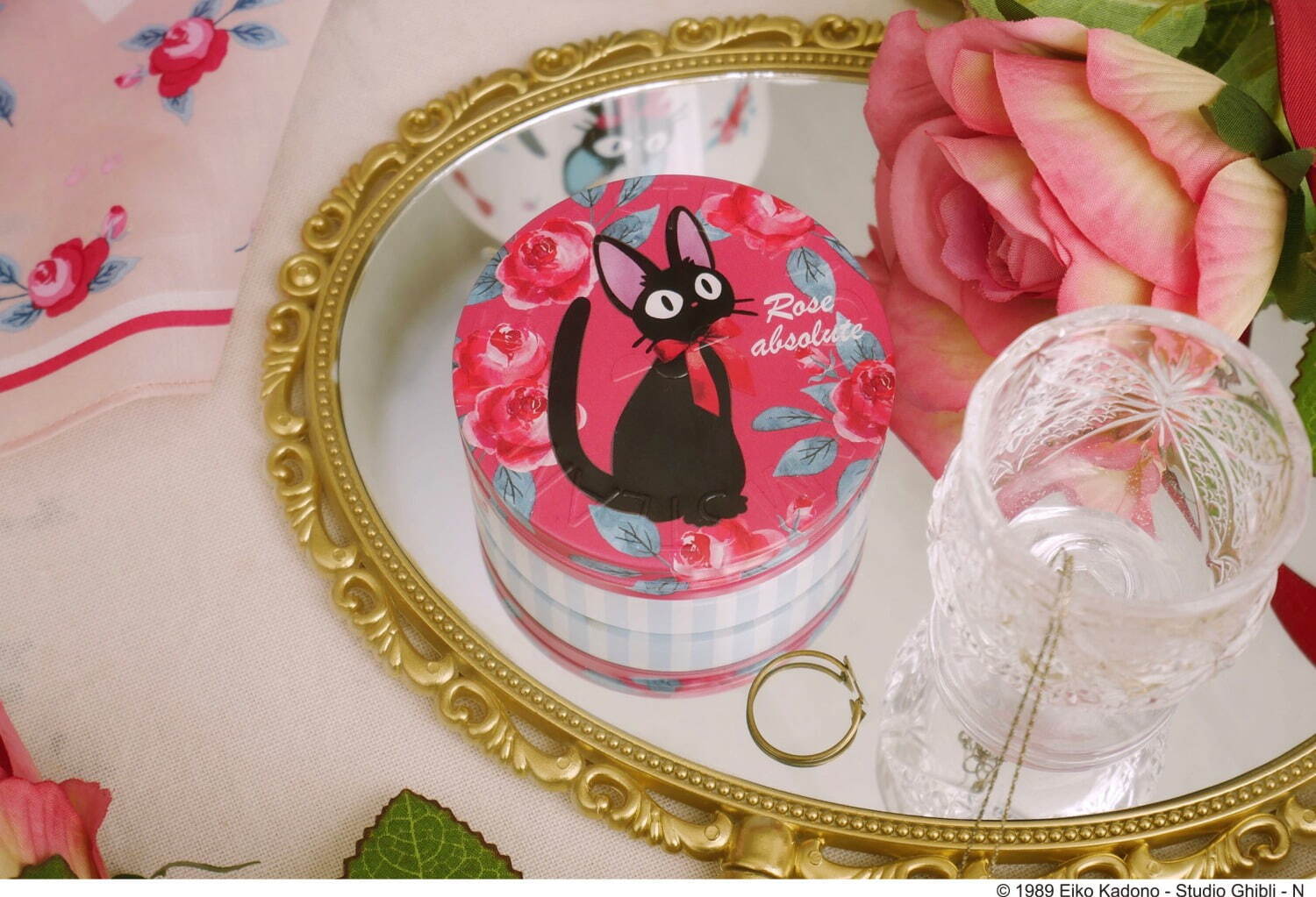 スタジオジブリ作品 魔女の宅急便 黒猫ジジ ローズの新マグカップ バラの香るスチームクリームも ファッションプレス