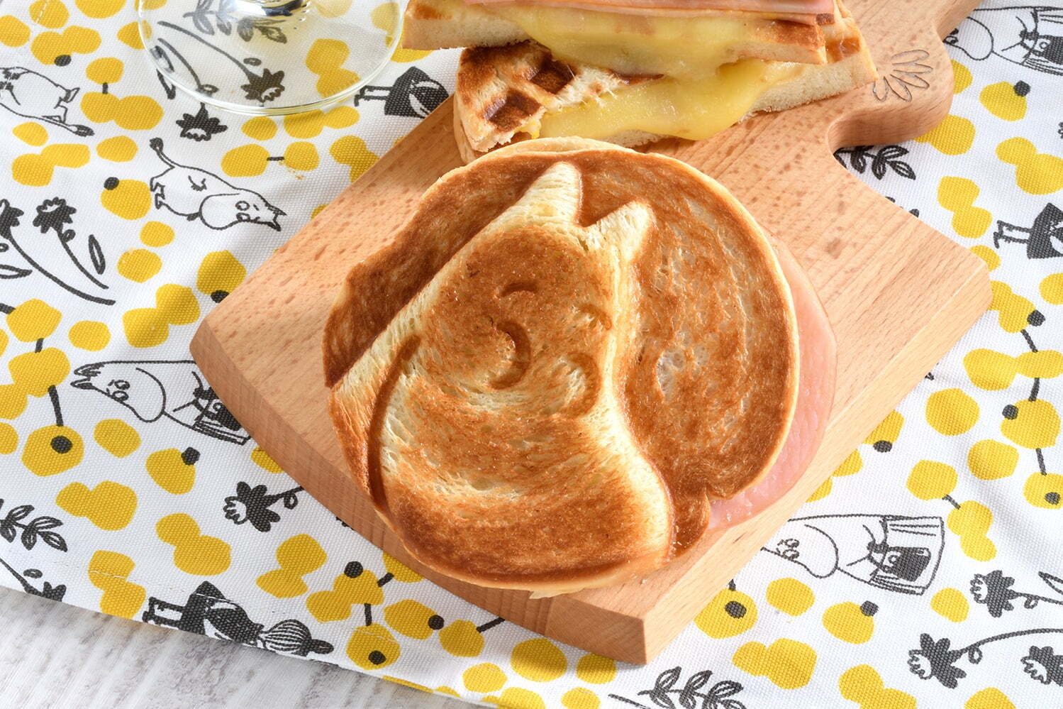 ムーミンカフェの朝食メニュー ムーミン モチーフのホットサンド ニョロニョロのホットドック ファッションプレス