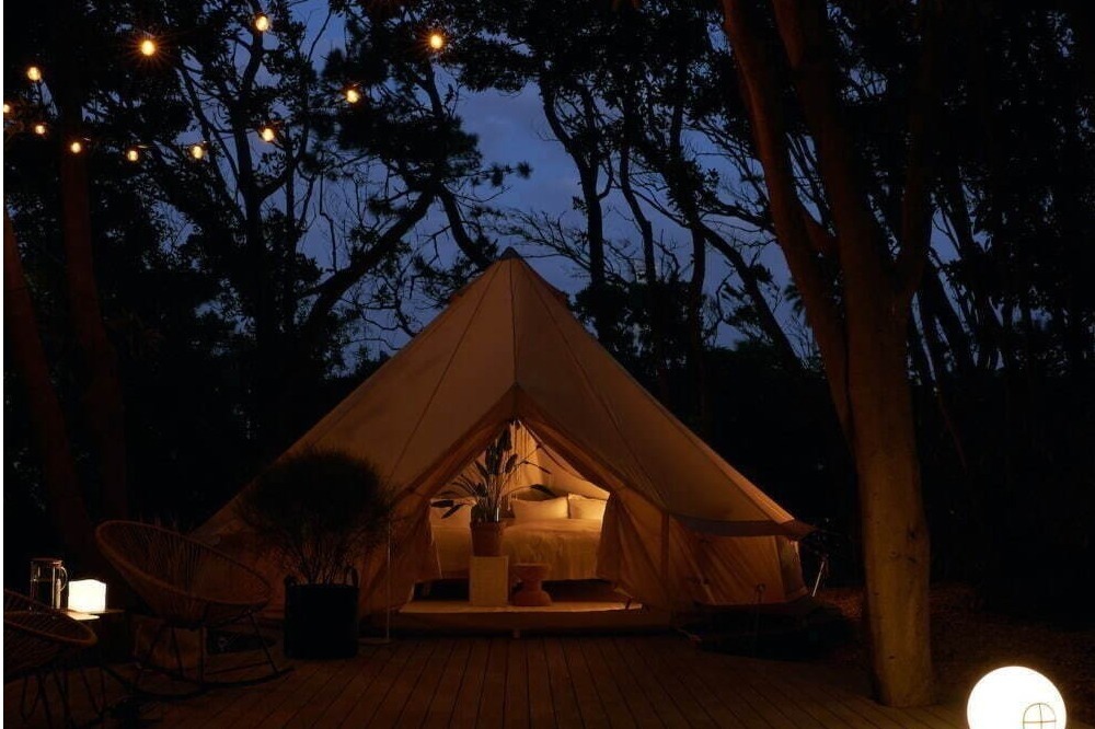 グランピング施設「スモールプラネット」ビーチ＆夕日を望む千葉・稲毛海浜公園に、BBQやサウナも