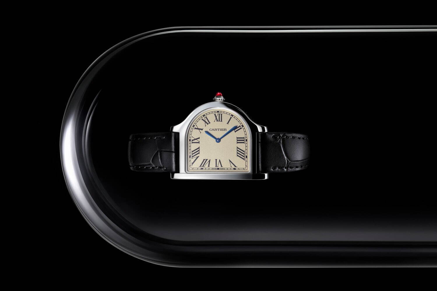 カルティエの“鐘型”ウォッチ「クロシュ ドゥ カルティエ」卓上で“クロック”にもなる腕時計 - ファッションプレス