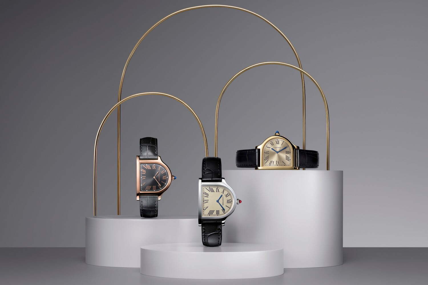 カルティエの“鐘型”ウォッチ「クロシュ ドゥ カルティエ」卓上で“クロック”にもなる腕時計