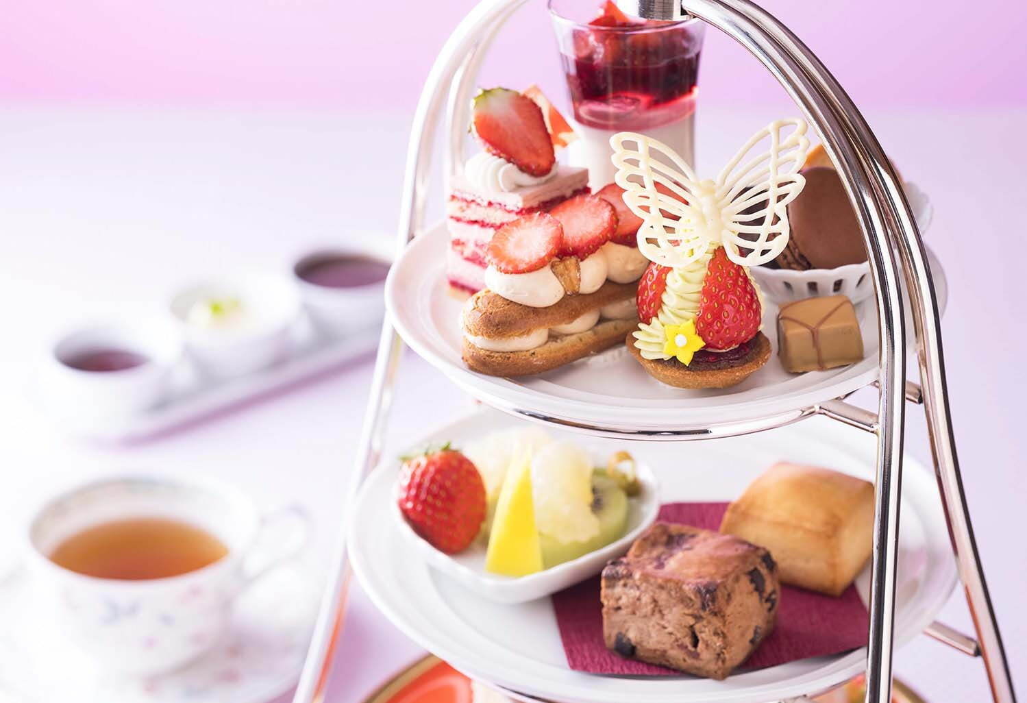 横浜ベイホテル東急“いちご”スイーツづくし春限定アフタヌーンティー、苺エクレアやミニケーキ