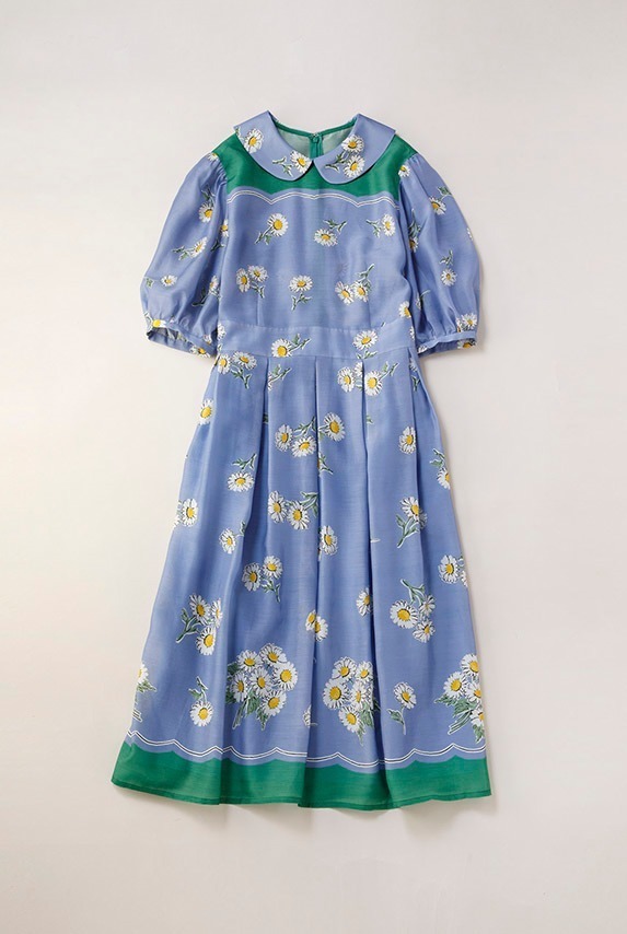 ジェーンマープル“デイジー”モチーフの新作、花々を連ねたブラウスや60'sスカーフ着想のドレス｜写真29
