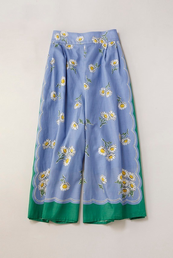 ジェーンマープル“デイジー”モチーフの新作、花々を連ねたブラウスや60'sスカーフ着想のドレス｜写真25