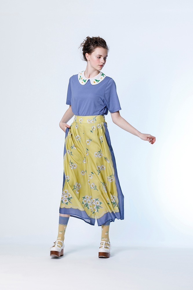 ジェーンマープル“デイジー”モチーフの新作、花々を連ねたブラウスや60'sスカーフ着想のドレス｜写真4