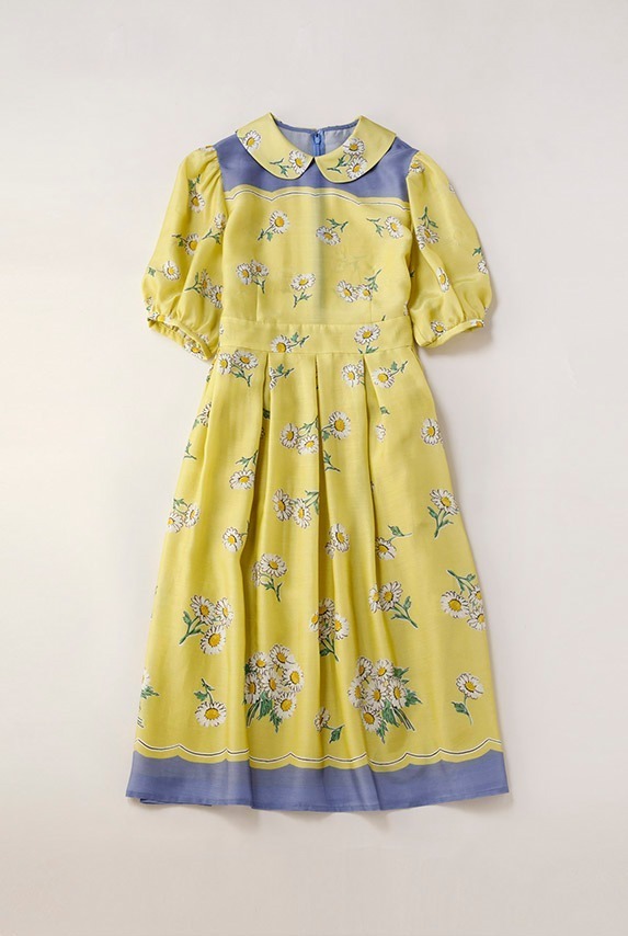 ジェーンマープル“デイジー”モチーフの新作、花々を連ねたブラウスや60'sスカーフ着想のドレス｜写真28