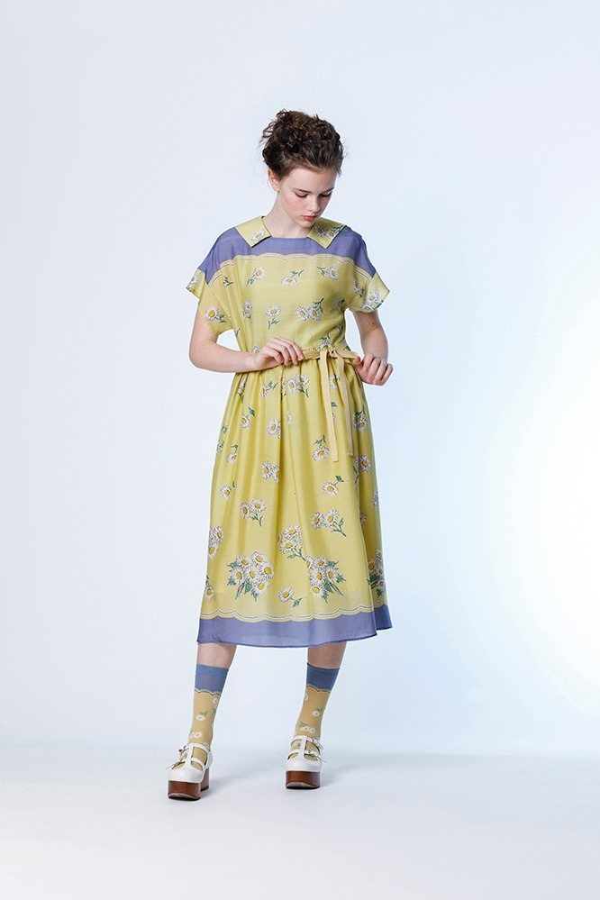 ジェーンマープル“デイジー”モチーフの新作、花々を連ねたブラウスや60'sスカーフ着想のドレス｜写真6