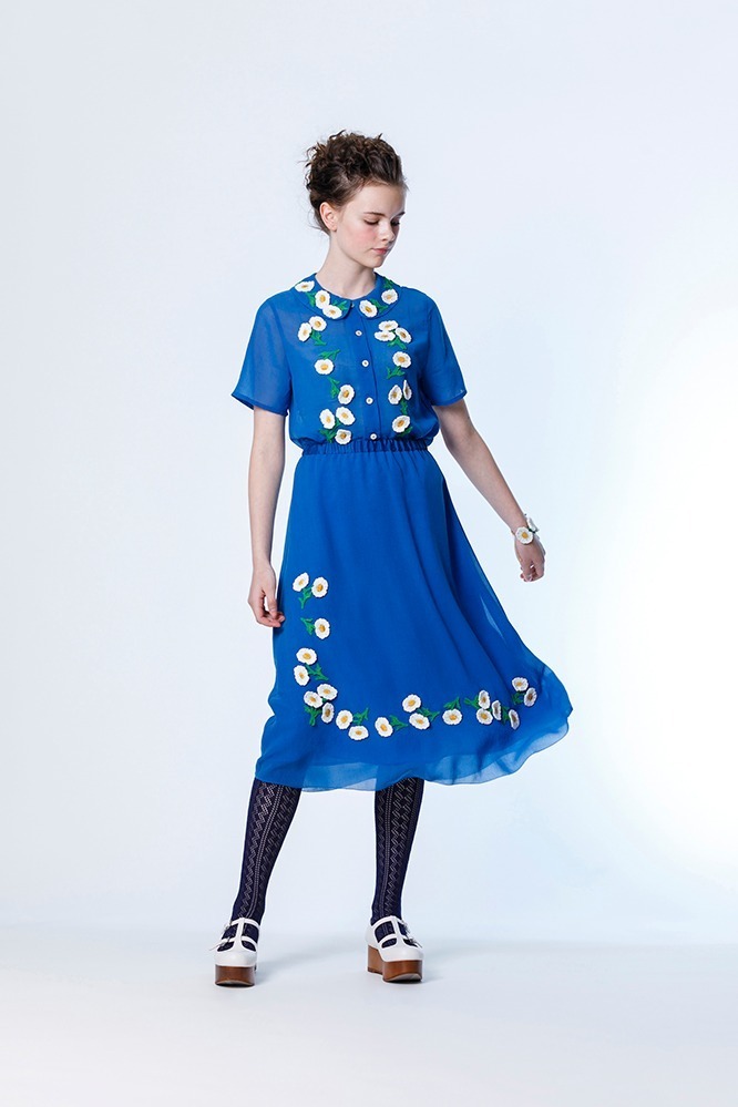 ジェーンマープル“デイジー”モチーフの新作、花々を連ねたブラウスや60'sスカーフ着想のドレス｜写真1