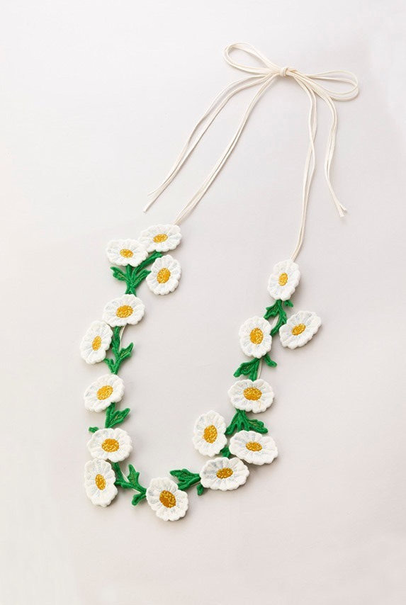 ジェーンマープル“デイジー”モチーフの新作、花々を連ねたブラウスや60'sスカーフ着想のドレス｜写真19