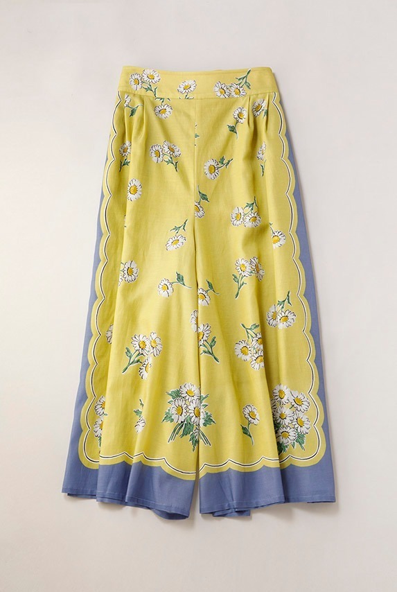 ジェーンマープル“デイジー”モチーフの新作、花々を連ねたブラウスや60'sスカーフ着想のドレス｜写真24