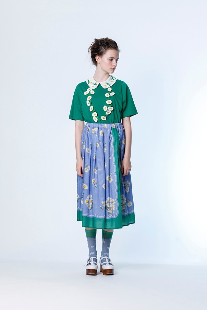 ジェーンマープル“デイジー”モチーフの新作、花々を連ねたブラウスや60'sスカーフ着想のドレス｜写真3
