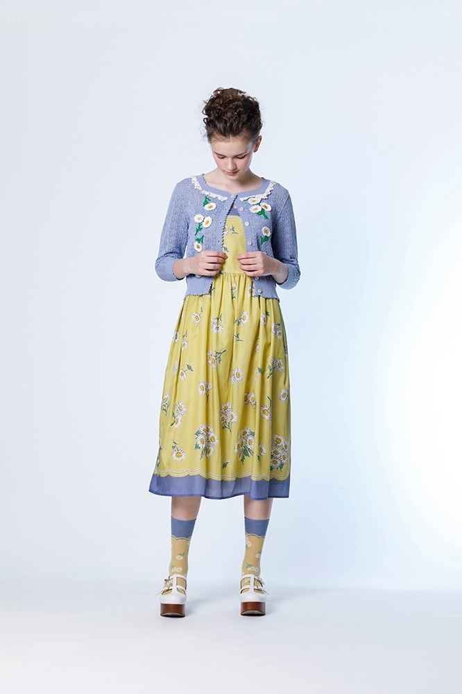 ジェーンマープル“デイジー”モチーフの新作、花々を連ねたブラウスや60'sスカーフ着想のドレス｜写真2