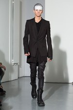 ユリウス(JULIUS) 2014年春夏コレクション 黒と白のみのストイックな幻影｜写真2