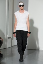 ユリウス(JULIUS) 2014年春夏コレクション 黒と白のみのストイックな幻影｜写真11