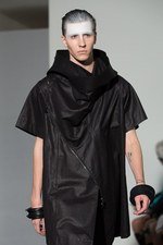 ユリウス(JULIUS) 2014年春夏コレクション 黒と白のみのストイックな幻影｜写真15