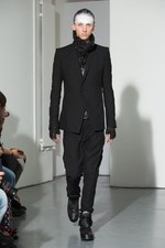 ユリウス(JULIUS) 2014年春夏コレクション 黒と白のみのストイックな幻影｜写真16