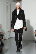 ユリウス(JULIUS) 2014年春夏コレクション 黒と白のみのストイックな幻影｜写真22