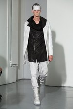 ユリウス(JULIUS) 2014年春夏コレクション 黒と白のみのストイックな幻影｜写真23