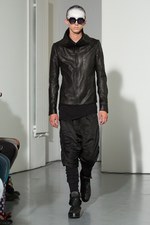 ユリウス(JULIUS) 2014年春夏コレクション 黒と白のみのストイックな幻影｜写真31