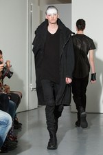 ユリウス(JULIUS) 2014年春夏コレクション 黒と白のみのストイックな幻影｜写真33
