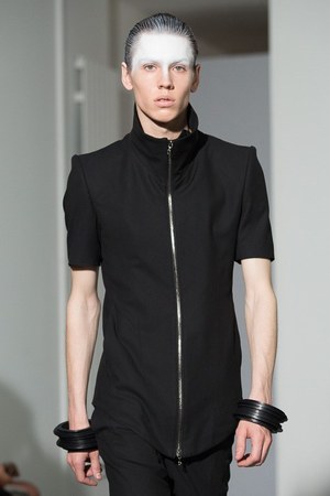 ユリウス(JULIUS) 2014年春夏コレクション 黒と白のみのストイックな幻影｜写真4