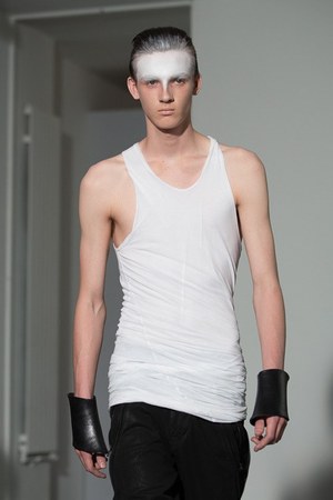 ユリウス(JULIUS) 2014年春夏コレクション 黒と白のみのストイックな幻影｜写真10