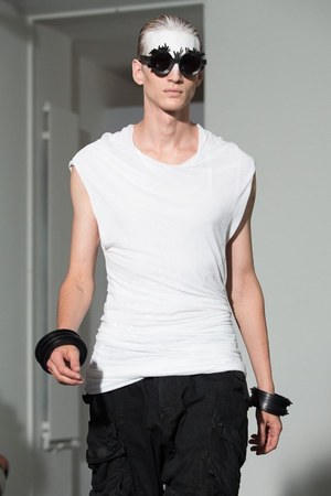 ユリウス(JULIUS) 2014年春夏コレクション 黒と白のみのストイックな幻影｜写真12