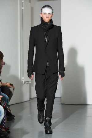 ユリウス(JULIUS) 2014年春夏コレクション 黒と白のみのストイックな幻影｜写真16