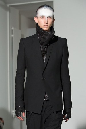 ユリウス(JULIUS) 2014年春夏コレクション 黒と白のみのストイックな幻影｜写真17