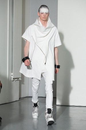 ユリウス(JULIUS) 2014年春夏コレクション 黒と白のみのストイックな幻影｜写真18