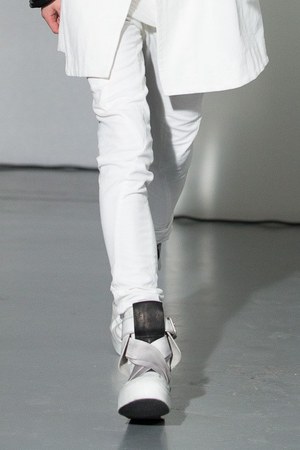 ユリウス(JULIUS) 2014年春夏コレクション 黒と白のみのストイックな幻影｜写真19
