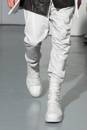 ユリウス(JULIUS) 2014年春夏コレクション 黒と白のみのストイックな幻影｜写真24