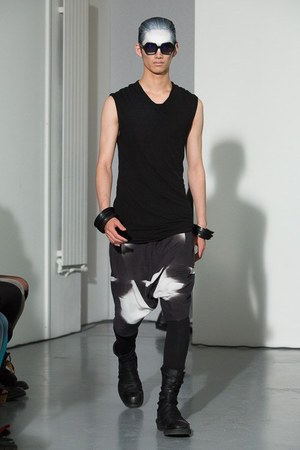 ユリウス(JULIUS) 2014年春夏コレクション 黒と白のみのストイックな幻影｜写真25